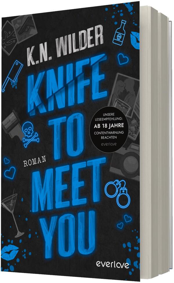 Das Buchcover zeigt einen schwarzen Hintergrund mit leuchtend blauer, dreidimensional wirkender Typografie für den Titel „KNIFE TO MEET YOU“. Oben steht der Autorenname „K. N. WILDER“ in weiß-grauer, schräger Kapitalschrift. Kleine blaue Illustrationen (Flasche, Handschellen, Sektglas, Totenkopf, Lippen, Herzchen) und grau hinterlegte Polaroid-Fotos rahmen das Motiv. Ein schwarzer runder Hinweissticker informiert über die Altersfreigabe „AB 18 JAHRE“.