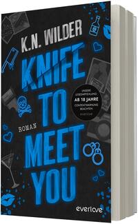 Das Buchcover zeigt einen schwarzen Hintergrund mit leuchtend blauer, dreidimensional wirkender Typografie für den Titel „KNIFE TO MEET YOU“. Oben steht der Autorenname „K. N. WILDER“ in weiß-grauer, schräger Kapitalschrift. Kleine blaue Illustrationen (Flasche, Handschellen, Sektglas, Totenkopf, Lippen, Herzchen) und grau hinterlegte Polaroid-Fotos rahmen das Motiv. Ein schwarzer runder Hinweissticker informiert über die Altersfreigabe „AB 18 JAHRE“.