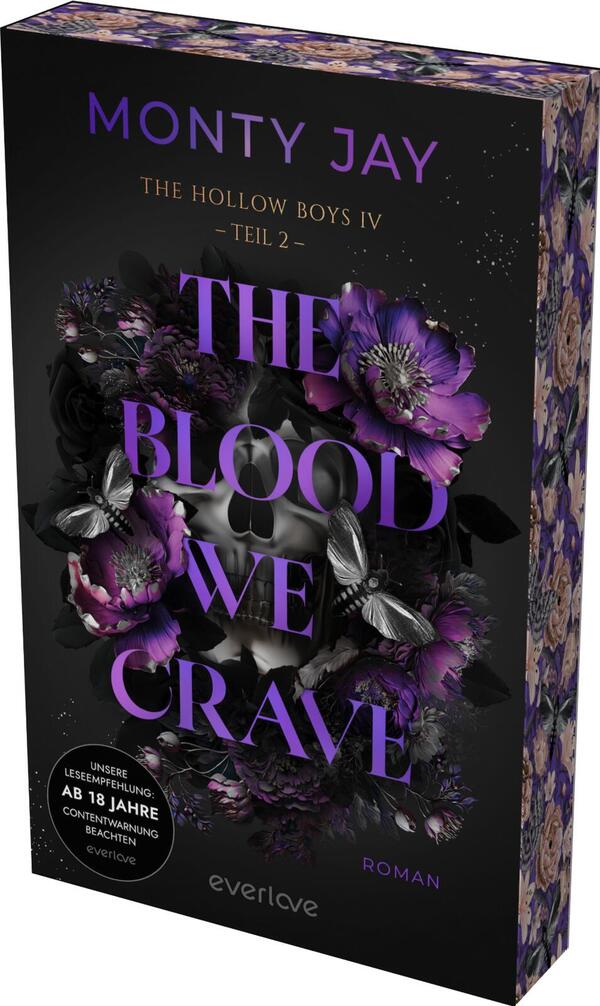 Das Buchcover zeigt ein dunkles, düster-elegantes Motiv mit schwarzem Hintergrund, in dessen Mitte ein blasses Schädelmotiv von üppigen, violett-purpurfarbenen Blumen und silbrigen Nachtfaltern umwoben ist. Der Titel THE BLOOD WE CRAVE erscheint groß in kräftigem Violett, darüber der Autorenname Monty Jay in kleinerer Violettschrift; oben steht „The Hollow Boys IV – Teil 2“ in goldener Schrift. Ein runder Aufkleber unten links trägt den Text „Unsere Leseempfehlung: Ab 18 Jahre Contentwarnung beachten“, unten rechts das Wort ROMAN.