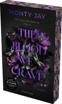 Das Buchcover zeigt ein dunkles, düster-elegantes Motiv mit schwarzem Hintergrund, in dessen Mitte ein blasses Schädelmotiv von üppigen, violett-purpurfarbenen Blumen und silbrigen Nachtfaltern umwoben ist. Der Titel THE BLOOD WE CRAVE erscheint groß in kräftigem Violett, darüber der Autorenname Monty Jay in kleinerer Violettschrift; oben steht „The Hollow Boys IV – Teil 2“ in goldener Schrift. Ein runder Aufkleber unten links trägt den Text „Unsere Leseempfehlung: Ab 18 Jahre Contentwarnung beachten“, unten rechts das Wort ROMAN.