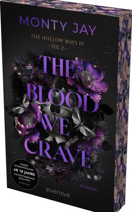 Das Buchcover zeigt ein dunkles, düster-elegantes Motiv mit schwarzem Hintergrund, in dessen Mitte ein blasses Schädelmotiv von üppigen, violett-purpurfarbenen Blumen und silbrigen Nachtfaltern umwoben ist. Der Titel THE BLOOD WE CRAVE erscheint groß in kräftigem Violett, darüber der Autorenname Monty Jay in kleinerer Violettschrift; oben steht „The Hollow Boys IV – Teil 2“ in goldener Schrift. Ein runder Aufkleber unten links trägt den Text „Unsere Leseempfehlung: Ab 18 Jahre Contentwarnung beachten“, unten rechts das Wort ROMAN.