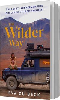 Das Buchcover zeigt eine abenteuerlustige Frau, die auf der Motorhaube eines blauen Geländewagens sitzt. Im Hintergrund sind majestätische Berge vor einem hellen Himmel zu sehen. Der Titel „The Wilder Way“ ist in großen, gelben Buchstaben prominent platziert. Untertitel „Über Mut, Abenteuer und ein Leben voller Freiheit“ steht in kleinerer Schrift darüber. Der Autorenname „Eva zu Beck“ ist am unteren Rand in einer schlichten Schriftart platziert. Die Gesamtatmosphäre vermittelt Freiheit und Abenteuerlust.
