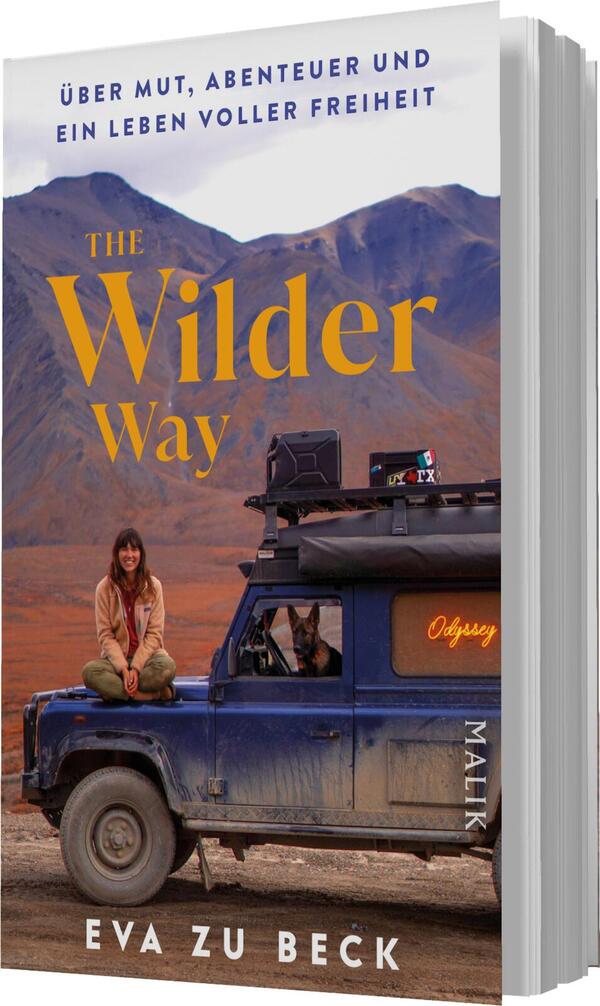 Das Buchcover zeigt eine abenteuerlustige Frau, die auf der Motorhaube eines blauen Geländewagens sitzt. Im Hintergrund sind majestätische Berge vor einem hellen Himmel zu sehen. Der Titel „The Wilder Way“ ist in großen, gelben Buchstaben prominent platziert. Untertitel „Über Mut, Abenteuer und ein Leben voller Freiheit“ steht in kleinerer Schrift darüber. Der Autorenname „Eva zu Beck“ ist am unteren Rand in einer schlichten Schriftart platziert. Die Gesamtatmosphäre vermittelt Freiheit und Abenteuerlust.