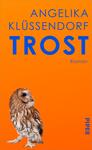 Das Buchcover zeigt den kräftig orangefarbenen Hintergrund mit dem groß gesetzten blauen Titel „TROST“ in der Mitte und dem Autorennamen „Angelika Klüssendorf“ in blauen Großbuchstaben oben. Rechts neben dem Titel steht klein „Roman“. Unten links steht eine realistische Waldkauz-Eule, seitlich sitzend und nach rechts blickend. Die Gestaltung wirkt kontrastreich, warm und prägnant.