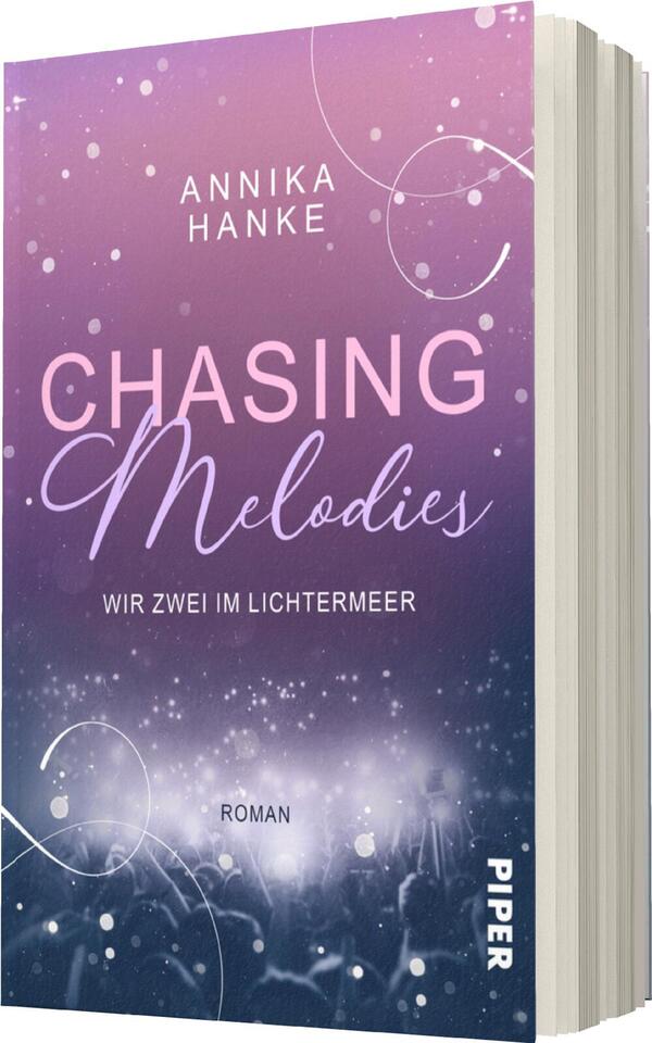 Das Buchcover zeigt einen sanften Farbverlauf von Lila zu Dunkelblau mit funkelnden Lichtern im unteren Bereich. Der Titel „CHASING Melodies“ ist in geschwungener Schrift in Rosa hervorgehoben, während der Untertitel „WIR ZWEI IM LICHTERMEER“ in einer schlichteren, weißen Schriftart darunter steht. Der Autorenname „Annika Hanke“ befindet sich oben in einer klaren Schrift. Das Cover vermittelt eine verträumte und romantische Atmosphäre, die zur Thematik des Romans passt.