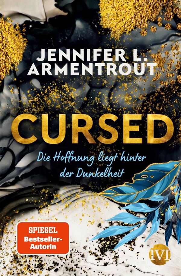 Das Buchcover zeigt eine dynamische, dunkle Hintergrundgestaltung mit einer Mischung aus schwarzen und grauen Tönen, die von strahlendem Gold und leuchtenden blauen Akzenten durchbrochen wird. Im Vordergrund steht der Titel „CURSED“ in großen, goldenen Buchstaben, darunter der Untertitel „Die Hoffnung liegt hinter der Dunkelheit“ in Weiß. Oben links befindet sich der Name der Autorin „JENNIFER L. ARMENTROUT“ in auffälliger, weißer Schrift. Ein rotes Feld am unteren Rand verweist auf die Auszeichnung als „SPIEGEL Bestseller-Autorin“.