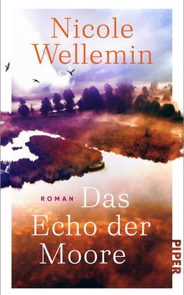 Das Echo der Moore Das Buchcover zeigt eine verträumte Landschaft mit einer moorartigen Szenerie, die von sanften Erdtönen und Blautönen geprägt ist. Der Himmel ist in warmen Orange- und Lilatönen gehalten, was eine mystische Atmosphäre erzeugt. Im Vordergrund spiegelt sich die Landschaft im Wasser. Der Titel „Das Echo der Moore“ ist in auffälliger, weißer Schrift platziert, während der Autorenname „Nicole Wellemin“ darüber in einem leuchtenden Orange erscheint. Unten rechts befindet sich das Verlagslogo „PIPER“.