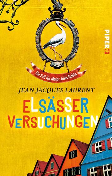 Das Buchcover zeigt einen strahlend gelben Hintergrund, vor dem ein eleganter Storch in einem ovalen Rahmen abgebildet ist. Unter dem Rahmen befindet sich ein rotes Banner mit der Aufschrift „Ein Fall für Major Jules Gabin“. Der Titel „ELSÄSSER VERSUCHUNGEN“ ist in bunten, verspielten Buchstaben gestaltet und hebt sich deutlich ab. Am unteren Rand sind stilisierte, sich überlappende Dachlinien in verschiedenen Farben zu sehen, was eine fröhliche und einladende Atmosphäre vermittelt.
