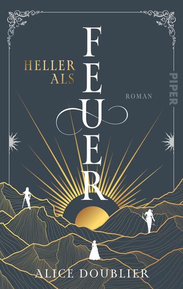 Das Buchcover zeigt eine stilisierte Landschaft mit geschwungenen Bergen in Gold- und Grautönen. In der Mitte des Covers steht in großen, elegant geschwungenen Buchstaben der Titel „HELLER ALS FEUER“. Darunter ergänzt der Schriftzug „Roman“ die Komposition. Zwei silhouettenhafte Figuren sind am unteren Rand platziert, eine in weißer Robe, die andere in schwarzer Kleidung. Der Hintergrund ist in einem tiefen Blaugrau gehalten, wobei strahlenartige Muster aufscheinen und eine dramatische Atmosphäre erzeugen. Unten ist der Name der Autorin, „Alice Doublier“, abgedruckt.