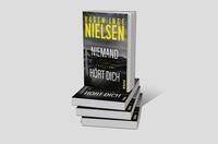 Bücherstapel des Buches „Niemand hört dich“