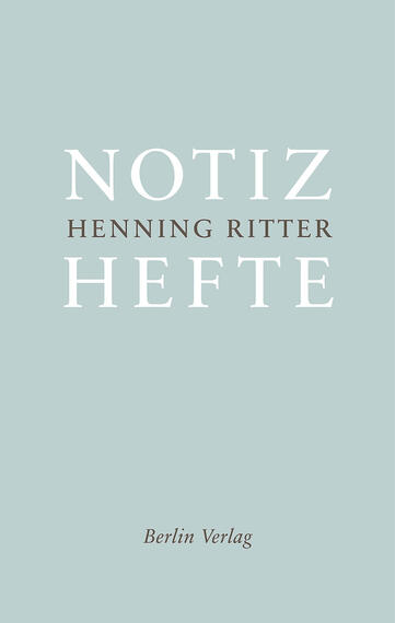 Das Buchcover zeigt einen hellblauen Hintergrund. In großen, weißen Buchstaben steht „NOTIZ HEFTE“ im oberen Teil, während der Name des Autors „HENNING RITTER“ in etwas kleinerer, grauer Schrift darunter platziert ist. Am unteren Rand ist der Verlagsname „Berlin Verlag“ in schlichter Schriftart abgebildet. Die klare Typografie vermittelt eine elegante und minimalistische Atmosphäre.