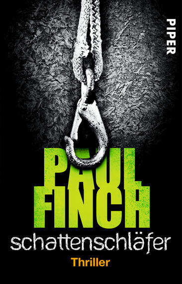 Das Buchcover zeigt einen düsteren Hintergrund in Schwarz, ergänzt durch eine schimmernde, graue Kette, die in der Mitte des Covers hängt. Der Titel „schattenschläfer“ ist in auffälligem Grün gestaltet und dominiert die untere Hälfte des Covers, während der Authorenname „PAUL FINCH“ in großen, fettgedruckten Buchstaben darüber platziert ist. Oben rechts befindet sich das Wort „Thriller“ in einer schlichten Schrift. Die Gesamtatmosphäre vermittelt Spannung und Geheimnis.