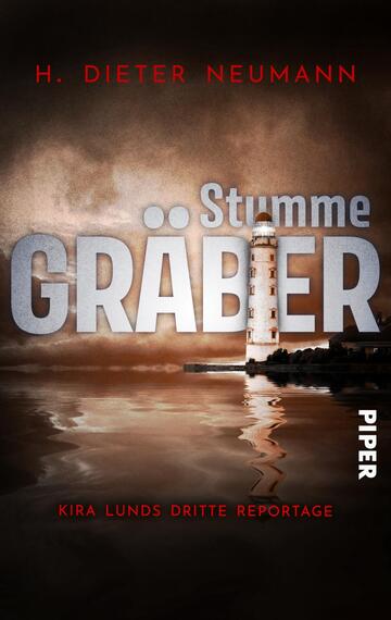 Das Buchcover zeigt einen geheimnisvollen, nebligen Hafen mit einem weißen Leuchtturm, von einem düsteren, rot-braunen Himmel umgeben. Der Titel „Stumme Gräber“ ist in großen, grauen Buchstaben prominent platziert, ergänzt durch den Autorennamen H. Dieter Neumann in blauer Schrift oben. Unten steht „Kira Lunds dritte Reportage“ in kleinerer Schrift. Die gesamte Stimmung ist spannend und geheimnisvoll, vermittelt durch die dunkle Farbpalette und die dramatische Beleuchtung.