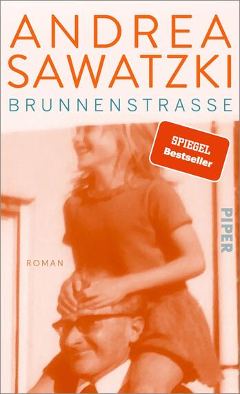 Das Buchcover zeigt eine orangefarbene Farbgestaltung mit einem nostalgischen, verträumten Charakter. Im Vordergrund ist ein Motiv von einem Mann mit einer Brille, der ein Mädchen auf seinen Schultern trägt. Die Typografie ist klar und modern: „ANDREA SAWATZKI“ steht oben in großen Buchstaben, gefolgt von „BRUNNENSTRASSE“ in einer schmaleren Schrift. Am oberen rechten Rand befindet sich ein rotes Aufkleber-Label mit der Aufschrift „SPIEGEL Bestseller“. Unten ist das Wort „ROMAN“ in kleinerer Schrift und das Verlagssymbol „PIPER“ in blauer Farbe platziert.