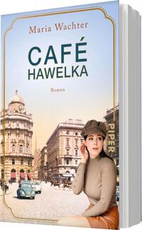 Das Buchcover zeigt eine historische Straßenszene mit eleganten Gebäuden und einem Auto im Vordergrund. Im Mittelpunkt steht eine Frau in einem braunen Pullover und einem Schiebermütze, die nachdenklich in die Ferne blickt. Der Titel „CAFÉ HAWELKA“ ist in großen, weißen Buchstaben hervorgehoben und befindet sich zentral, während der Name der Autorin „Maria Wachter“ darüber platziert ist. Die sanften Farbtöne des Himmels und der Architektur vermitteln eine nostalgische Atmosphäre. Darunter steht das Wort „Roman“.