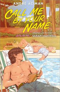Das Buchcover zeigt zwei junge Männer, die in einer sonnigen Landschaft entspannen. Der dunkelhaarige junge Mann sitzt in einem Liegestuhl und hält ein Buch in der Hand, während der blonde junge Mann entspannt im Hintergrund auf einer Liege liegt. Die Farbpalette ist warm und leicht pastellartig, dominiert von Gelb-, Grün- und Erdtönen. Der Titel „CALL ME BY YOUR NAME“ ist groß und prominent in Weiß dargestellt, während die Namen der Autoren „ANDRÉ ACIMAN“ und „adaptiert und illustriert von SARAH MAXWELL“ in kleineren Schriftgrößen darunter stehen. Ein gelber Kreis mit dem Text „Vorläufiges Cover“ ist in der unteren Ecke platziert.