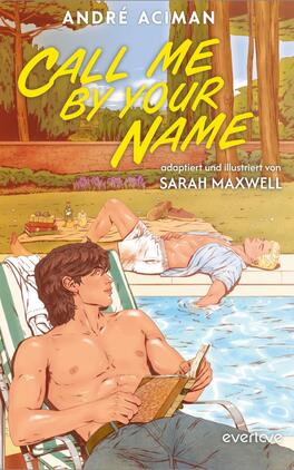 Das Buchcover zeigt zwei junge Männer, die in einer sonnigen Landschaft entspannen. Der dunkelhaarige junge Mann sitzt in einem Liegestuhl und hält ein Buch in der Hand, während der blonde junge Mann entspannt im Hintergrund auf einer Liege liegt. Die Farbpalette ist warm und leicht pastellartig, dominiert von Gelb-, Grün- und Erdtönen. Der Titel „CALL ME BY YOUR NAME“ ist groß und prominent in Weiß dargestellt, während die Namen der Autoren „ANDRÉ ACIMAN“ und „adaptiert und illustriert von SARAH MAXWELL“ in kleineren Schriftgrößen darunter stehen. Ein gelber Kreis mit dem Text „Vorläufiges Cover“ ist in der unteren Ecke platziert.