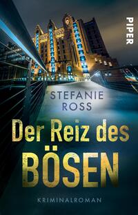 Das Buchcover zeigt eine düstere urbanistische Szenerie mit einem historischen Gebäude im Hintergrund, beleuchtet von blauen Lichtern. Im Vordergrund verläuft eine moderne, geschwungene Brücke. Der Titel „Der Reiz des Bösen“ ist in großen, goldenen Buchstaben prominent platziert, während der Autorenname „Stefanie Ross“ in einer helleren Schriftart darüber steht. Der Begriff „Kriminalroman“ befindet sich in kleinerer Schrift am unteren Rand des Covers. Die Farbpalette vermittelt eine geheimnisvolle und spannungsgeladene Atmosphäre.