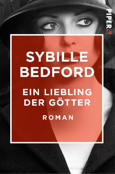 Das Buchcover zeigt ein schwarz-weißes Porträt einer Frau mit einem Hut, die einen nachdenklichen Blick hat. Über dem Bild befindet sich ein rotes, halbtransparentes Rechteck, das die Titelinformationen enthält. In großen, weißen Buchstaben steht „SYBILLE BEDFORD“ darüber, gefolgt von „EIN LIEBLING DER GÖTER“ und der Klassifikation „ROMAN“ in kleinerer Schrift darunter. Der Kontrast zwischen dem Rot und den Schwarz-Weißen Tönen schafft eine starke visuelle Wirkung und vermittelt eine geheimnisvolle Atmosphäre.