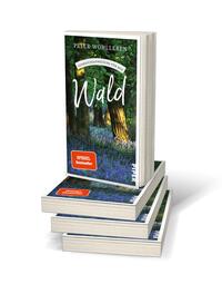 Bücherstapel des Buches „Gebrauchsanweisung für den Wald“