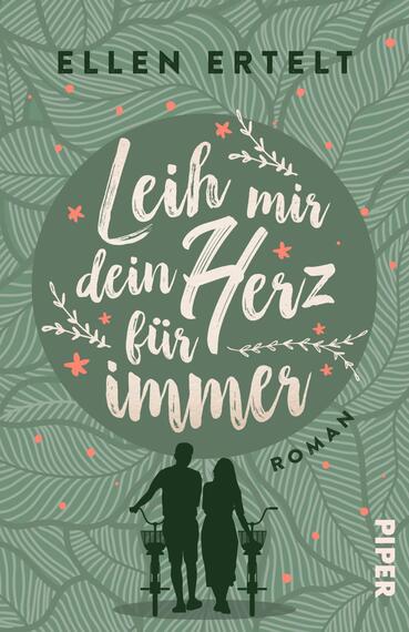 Das Buchcover zeigt einen sanften, mintgrünen Hintergrund mit einem sich wiederholenden Blattmuster. In der Mitte befindet sich ein runder, hellbeiger Kreis, in dem der Titel „Leih mir dein Herz für immer“ in verspielter, handschriftlicher Schriftart angeordnet ist. Der Titel ist in verschiedenen Schriftgrößen und Stilen gestaltet, ergänzt durch kleine, rosanen Blumenmotive. Am unteren Rand sind zwei silhouettenhafte Figuren zu sehen, die mit Fahrrädern stehen. Der Name der Autorin, Ellen Ertelt, ist oben links platziert.