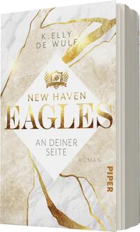 Das Buchcover zeigt einen eleganten Hintergrund in Marmoroptik, dominiert von warmen, goldenen Akzenten. Im Zentrum befindet sich ein diamantenförmiges Element mit dem Schriftzug „NEW HAVEN EAGLES“ in großen, geschwungenen Buchstaben. Darunter steht „AN DEINER SEITE“ in einer klaren, modernen Schrift, gefolgt von „ROMAN“ in kleinerer Schriftgröße. Oben links ist der Name der Autorin „K. Elly de Wulf“ platziert. Die gesamte Gestaltung vermittelt eine atmosphärische Stimmung voller Stil und Geheimnis.