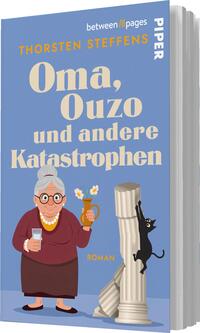 Das Buchcover zeigt eine fröhliche Großmutter mit grauen Haaren und einer Brille, die ein Getränk in der einen und einen Ouzo in der anderen Hand hält. Der Hintergrund ist in einem sanften Blau gehalten. Über der Figur steht der Titel „Oma, Ouzo und andere Katastrophen“ in großer, freundlicher Schrift. Am oberen Rand sind der Name des Autors Thorsten Steffens sowie das Verlagslogo in Weiß platziert. Unten wird das Wort „Roman“ ebenfalls hervorgehoben. Eine schwarze Katze sitzt am unteren Rand des Covers.