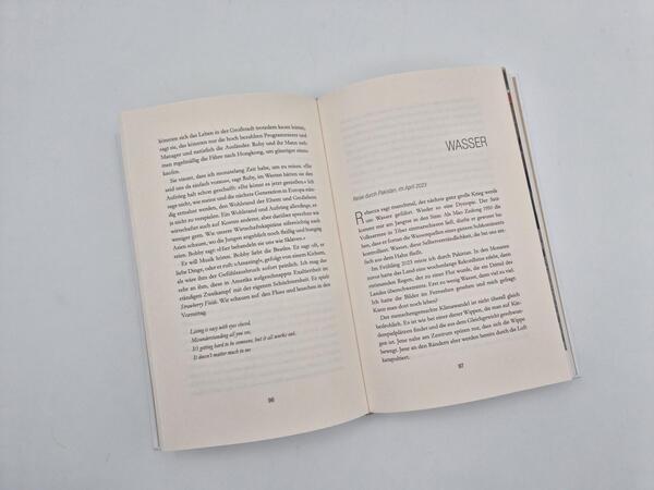 Außenansicht des Buches „Und vor uns die ganze Welt“