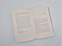 Außenansicht des Buches „Und vor uns die ganze Welt“