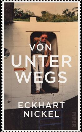 Das Buchcover zeigt eine Fotografie eines Mannes, der mit Sonnenbrille und beige-marmoriertem Blazer aus einem Flugzeug tritt. Der Hintergrund ist von üppigem Grün geprägt. Der Titel „VON UNTERWEGS“ ist in großen, weißen Buchstaben mittig angeordnet, während der Autorennamen „ECKHART NICKEL“ darunter in etwas kleinerer, ebenfalls weißer Schrift erscheint. Das Cover hat die Form einer Briefmarke, mit einem gezackten Rand, der einen nostalgischen Eindruck vermittelt.