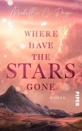 Das Buchcover zeigt eine malerische Landschaft mit sanften Hügeln und einem hohen Gipfel im Vordergrund. Der Himmel ist in sanften rosa- und lilatönen gehalten, durchzogen von leuchtenden Punkten, die Sterne andeuten. In der oberen Bildhälfte steht der Titel „WHERE HAVE THE STARS GONE“ in großen, auffälligen Buchstaben, während der Name der Autorin, Michelle C. Paige, in filigranem Schriftzug darüber platziert ist. Unten rechts befindet sich das Wort „PIPER“ in klarer, serifenloser Typografie, das den Verlag kennzeichnet. Die Atmosphäre wirkt mystisch und einladend.