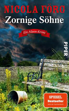 Das Buchcover zeigt eine düstere Alpenlandschaft mit einem stürmischen, wolkenverhangenen Himmel. Im Vordergrund steht eine verlassene Bank, umgeben von hohem, wildem Gras und gelben Blüten. An der Seite liegt ein umgefallener, rostiger Eimer. Der Titel „Zornige Söhne“ ist prominent in weißer Schrift auf rotem Hintergrund platzieren, während der Autorennamen „Nicola Förg“ in kräftigem Rot über dem Titel steht. Darunter befindet sich der Text „Ein Alpen-Krimi“. Rechts ist der Verweis auf den Verlag „PIPER“ zu sehen.