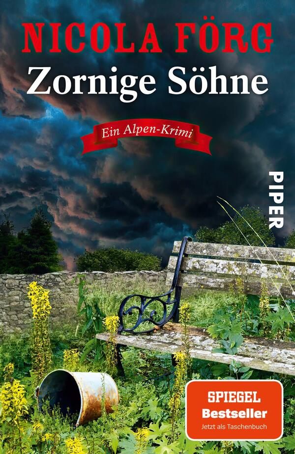 Das Buchcover zeigt eine düstere Alpenlandschaft mit einem stürmischen, wolkenverhangenen Himmel. Im Vordergrund steht eine verlassene Bank, umgeben von hohem, wildem Gras und gelben Blüten. An der Seite liegt ein umgefallener, rostiger Eimer. Der Titel „Zornige Söhne“ ist prominent in weißer Schrift auf rotem Hintergrund platzieren, während der Autorennamen „Nicola Förg“ in kräftigem Rot über dem Titel steht. Darunter befindet sich der Text „Ein Alpen-Krimi“. Rechts ist der Verweis auf den Verlag „PIPER“ zu sehen.