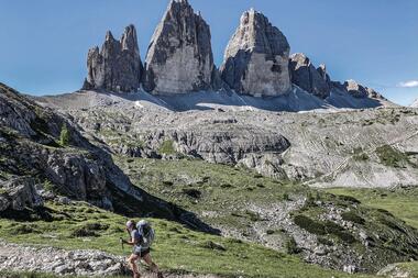 Christina Ragettli vor den Drei Zinnen in den Dolomiten