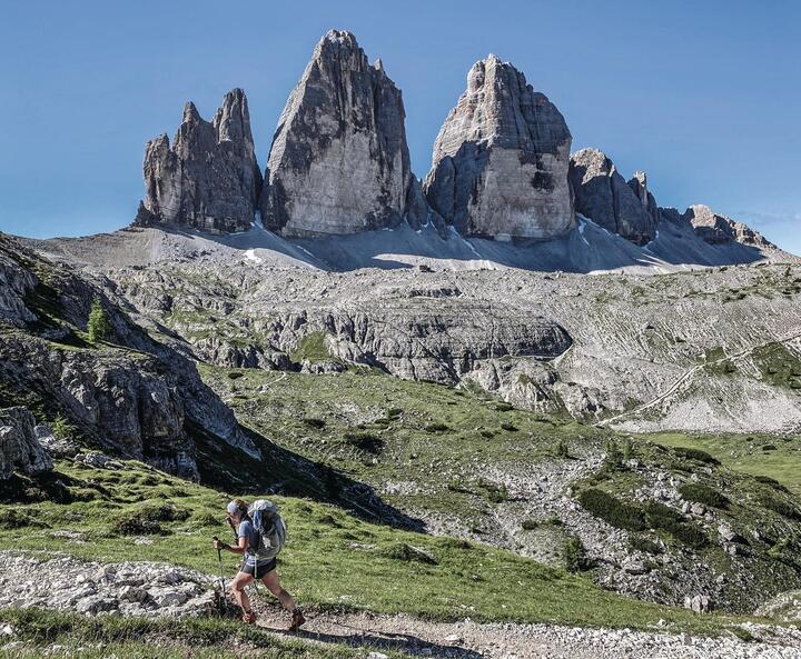 Christina Ragettli vor den Drei Zinnen in den Dolomiten