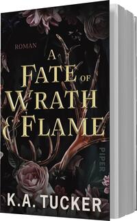 Das Buchcover zeigt einen dunklen, blumigen Hintergrund mit stilisierten, dornigen Ästen, die in einem eleganten Kontrast stehen. Die zentrale Schrift „A FATE OF WRATH & FLAME“ ist in großem, goldfarbenem Druck gehalten und vermittelt eine mystische Atmosphäre. Der Autorenname „K.A. Tucker“ ist in schlichterer Schriftgröße platziert. Das Wort „ROMAN“ erscheint ebenfalls in dezentem Rot oben links auf dem Cover. Die Farbpalette umfasst dunkle Töne mit Akzenten in Gold und Rosa, die eine geheimnisvolle Stimmung erzeugen.