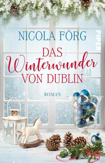 Das Buchcover zeigt eine winterliche Szenerie mit einem Fenster, durch das Schneeflocken fallen. Dekorative Elemente wie Tannenzweige und eine Lichterkette zieren den oberen Rand. Im Vordergrund stehen eine Holzfigur eines Pferdes, eine dekorative Laterne und eine Glasvase mit blauen Weihnachtskugeln. Der Titel „Das Winterwunder von Dublin“ ist in rot gehalten, während der Name der Autorin, Nicola Förg, in einem sanften Blau erscheint. Die Atmosphäre ist festlich und einladend.