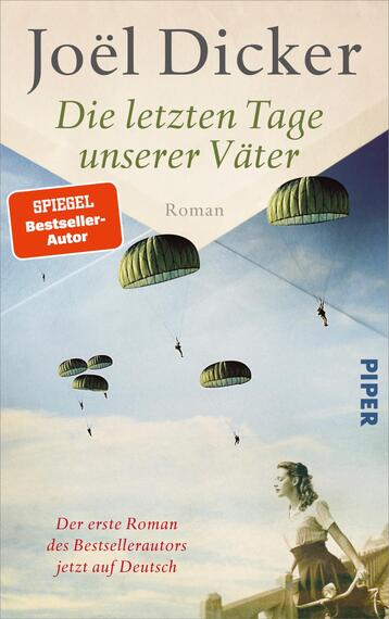Das Buchcover zeigt eine melancholische, himmelblaue Landschaft mit Wolken und mehreren grünen Fallschirmen, die in die Tiefe schweben. Im Vordergrund ist eine Person mit langen, geöffneten Haaren zu sehen, die nach oben blickt. Der Titel „Die letzten Tage unserer Väter“ in einer eleganten Schrift steht prominent über dem Bild, darunter der Hinweis „Roman“. Der Name des Autors „Joël Dicker“ ist ebenfalls gut lesbar. In der oberen linken Ecke befindet sich ein rotes Badge mit der Aufschrift „SPIEGEL Bestseller-Autor“. Das Verlagslogo „PIPER“ ist unten rechts platziert.