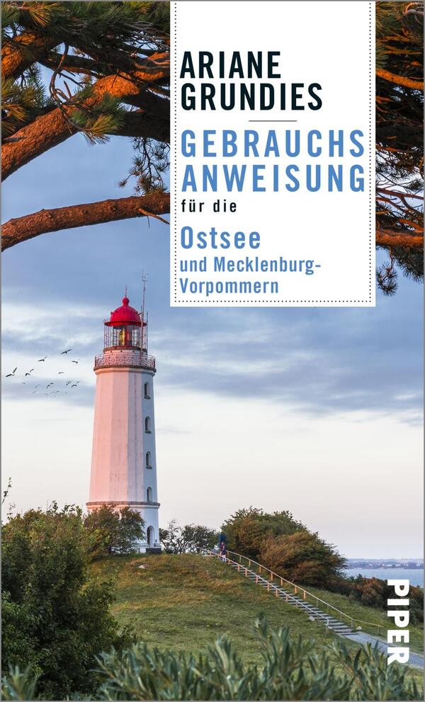 Das Buchcover zeigt einen hellen Leuchtturm mit rotem Dachturm, der an einer Küstenlandschaft steht. Im Hintergrund erstrecken sich sanfte Wellen des Meeres unter einem klaren Himmel. Oben befindet sich der Titel „GEBRAUCHSANWEISUNG für die Ostsee und Mecklenburg-Vorpommern“ in auffälliger blauer Schrift, umgeben von einem weißen Hintergrund. Der Autorenname „ARIANE GRUNDIES“ steht in schlichter Schrift darüber. Das Cover vermittelt eine maritime Atmosphäre, die zur Thematik des Buches anregt.