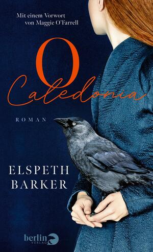 Das Buchcover zeigt einen tiefblauen Hintergrund, auf dem der Titel „O Caledonia“ in großen, orangefarbenen Buchstaben hervorsticht. Darunter steht das Wort „Roman“ in weißer Schrift. Im Vordergrund ist eine Frau mit langen, rotblonden Haaren abgebildet, die einen dunkelblauen Mantel trägt. Sie hält einen schwarzen Vogel, der auf ihrem Arm sitzt. Der Name der Autorin, Elspeth Barker, ist am unteren Rand in weißer Schrift angeordnet. Die Atmosphäre des Covers ist geheimnisvoll und fesselnd.