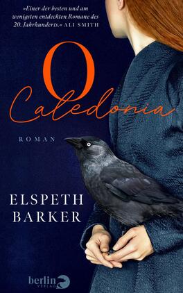 Das Buchcover zeigt einen tiefblauen Hintergrund, auf dem der Titel „O Caledonia“ in großen, orangefarbenen Buchstaben hervorsticht. Darunter steht das Wort „Roman“ in weißer Schrift. Im Vordergrund ist eine Frau mit langen, rotblonden Haaren abgebildet, die einen dunkelblauen Mantel trägt. Sie hält einen schwarzen Vogel, der auf ihrem Arm sitzt. Der Name der Autorin, Elspeth Barker, ist am unteren Rand in weißer Schrift angeordnet. Die Atmosphäre des Covers ist geheimnisvoll und fesselnd.