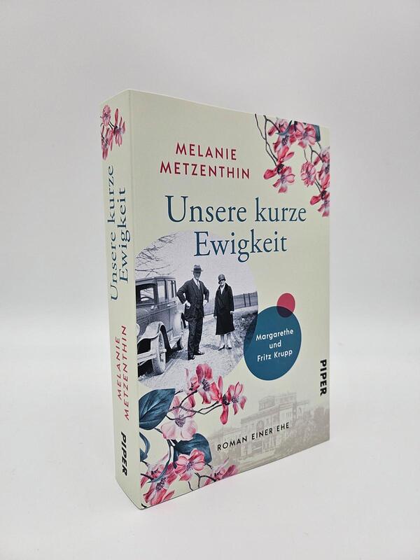 Innenansicht des Buches „Unsere kurze Ewigkeit“