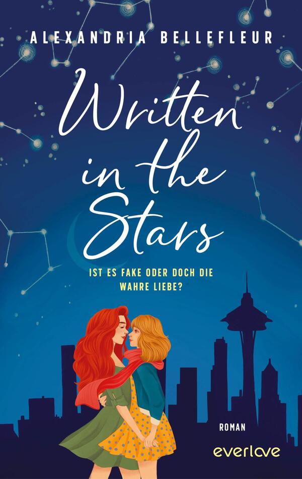 Das Buchcover zeigt einen nachtblauen Hintergrund mit einem Sternenhimmel und leuchtenden Sternen. In der Mitte des Covers stehen zwei Frauen, eine mit roten und eine mit blonden Haaren, die sich anlächeln und umarmen. Über ihnen steht in geschwungener Schrift der Titel „Written in the Stars“, während darunter in kleinerer Schrift der Untertitel „Ist es Fake oder doch die wahre Liebe?“ zu lesen ist. Am unteren Rand ist das Wort „Roman“ platziert, gefolgt vom Verlagsnamen „everlove“.