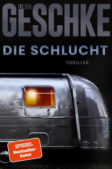 Das Buchcover zeigt einen silbernen Wohnwagen mit einem rechteckigen Fenster, das einen warmen Lichtschein abstrahlt. Der Hintergrund ist dunkel gehalten, was eine spannungsgeladene Atmosphäre schafft. Oben steht in großen, grauen Buchstaben der Name des Autors „Linus Geschke“. Darunter ist der Titel „DIE SCHLUCHT“ in deutlicher Schriftgröße und darunter das Wort „THRILLER“. Ein rotes Feld mit dem Text „SPIEGEL Bestseller-Autor“ befindet sich in der unteren linken Ecke.