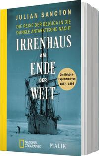 Das Buchcover zeigt ein dramatisches Szenario mit einem altehrwürdigen Schiff in einer frostigen, antarktischen Landschaft. Der Himmel ist in kühlem Grau gehalten, während die Schriftzüge in Weiß und leuchtendem Gelb auffallen. Der Titel „IRRENHAUS AM ENDE DER WELT“ ist zentral platziert und vermittelt eine eindringliche Stimmung. Darüber steht der Autorennamen „JULIAN SANCTON“ in größerer Schrift. Ein gelbes rundes Feld unten rechts enthält den Untertitel „Die Belgica-Expedition von 1897–1899“.