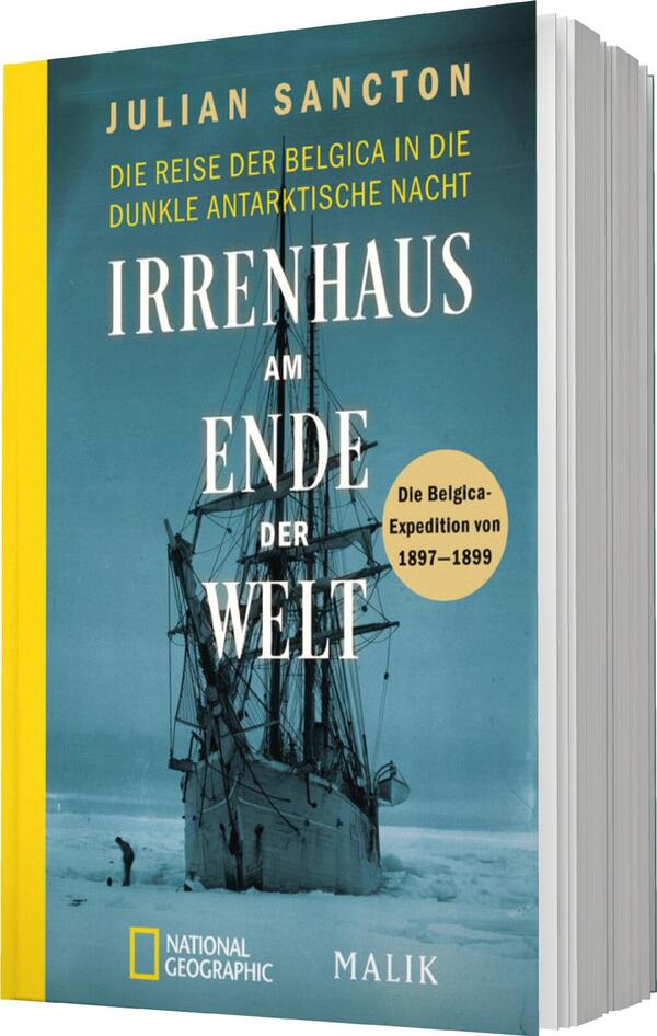 Das Buchcover zeigt ein dramatisches Szenario mit einem altehrwürdigen Schiff in einer frostigen, antarktischen Landschaft. Der Himmel ist in kühlem Grau gehalten, während die Schriftzüge in Weiß und leuchtendem Gelb auffallen. Der Titel „IRRENHAUS AM ENDE DER WELT“ ist zentral platziert und vermittelt eine eindringliche Stimmung. Darüber steht der Autorennamen „JULIAN SANCTON“ in größerer Schrift. Ein gelbes rundes Feld unten rechts enthält den Untertitel „Die Belgica-Expedition von 1897–1899“.