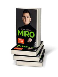 Bücherstapel des Buches „Miro“
