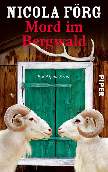 Das Buchcover zeigt zwei Ziegen mit markanten, gewundenen Hörnern vor einer rustikalen Holzfassade. Im Hintergrund befindet sich eine grüne Tür, die einen Hauch von ländlicher Idylle vermittelt. Der Titel „Mord im Bergwald“ von Nicola Förg ist in großen, roten Buchstaben oben platziert, während der Untertitel „Ein Alpen-Krimi“ in kleineren Buchstaben darunter steht. Das Verlagslogo „PIPER“ befindet sich rechts am Rand. Die Farben des Covers sind überwiegend erdig und kontrastreich, was eine spannende Atmosphäre erzeugt.
