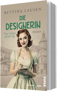 Das Buchcover zeigt eine elegante Frau mit Lockenfrisur, die einen Notizblock in der Hand hält. Im Hintergrund ist eine stilisierte, historische Stadtansicht zu erkennen. Der Titel „DIE DESIGNERIN“ in grün hervorgehoben und der Untertitel „Neue Zeiten auf der Kö“ in kleineren, eleganten Buchstaben gestaltet, vermitteln eine kreative Atmosphäre. Der Name der Autorin, Bettina Lausen, befindet sich oben auf dem Cover. Die Farbpalette ist sanft und pastellig, wodurch eine nostalgische Stimmung erzeugt wird.