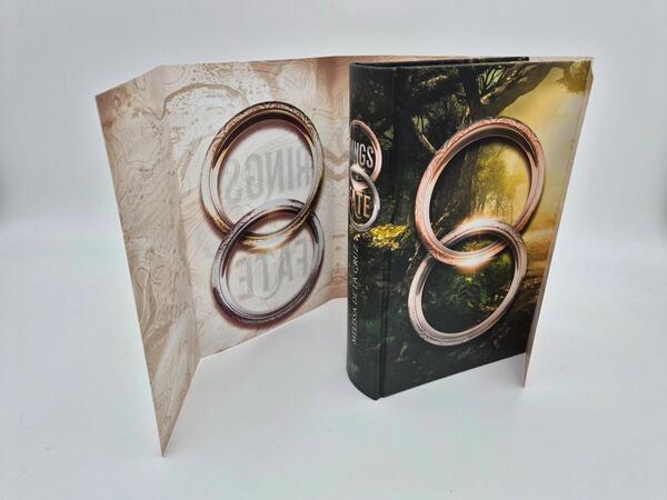 Außenansicht des Buches „Rings of Fate (Deluxe-Ausgabe)“